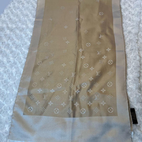LOUIS VUITTON SILK Beige Monogram Capri Scarf - Picture 2 of 9